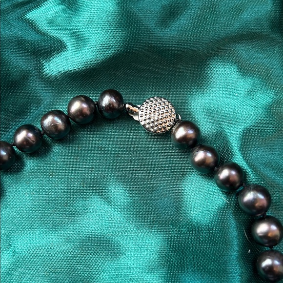 Elegant Black Pearl Necklace - Picture 2 of 4